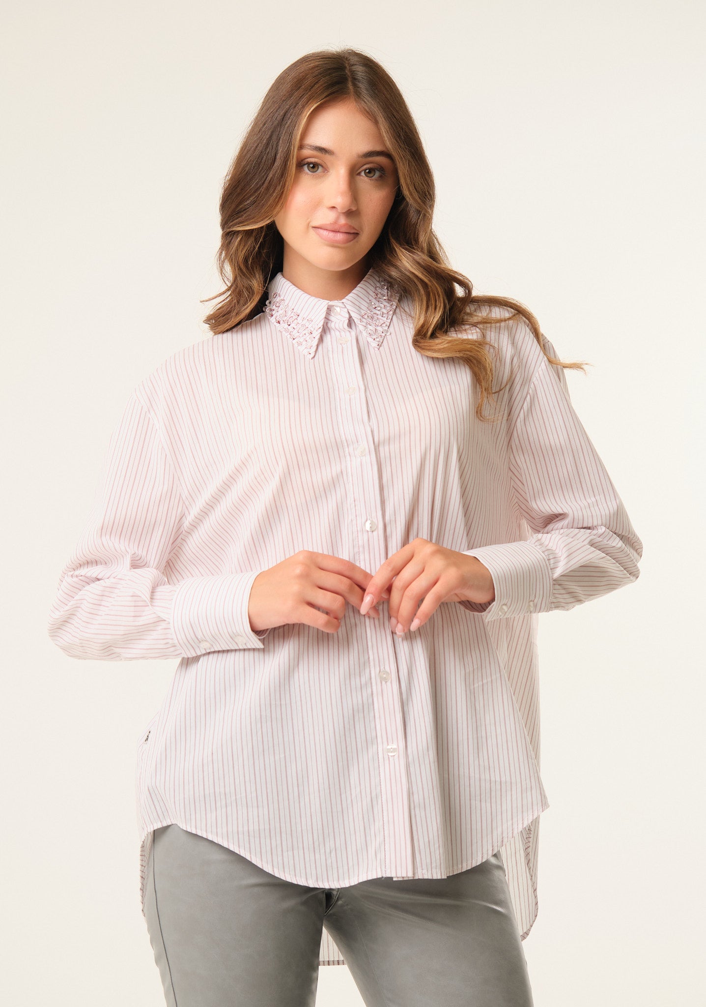 Camicia a righe con applicazioni