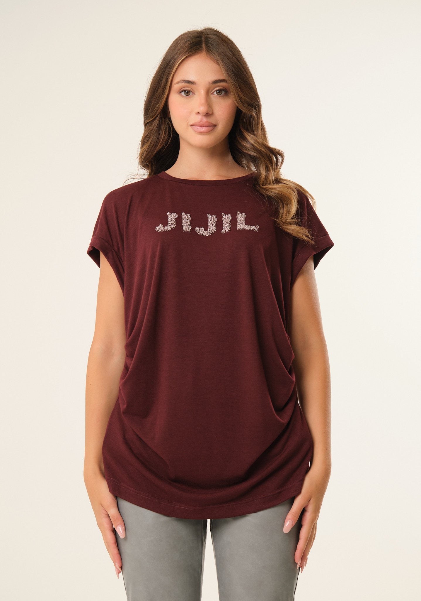T-shirt in viscosa con applicazioni preziose