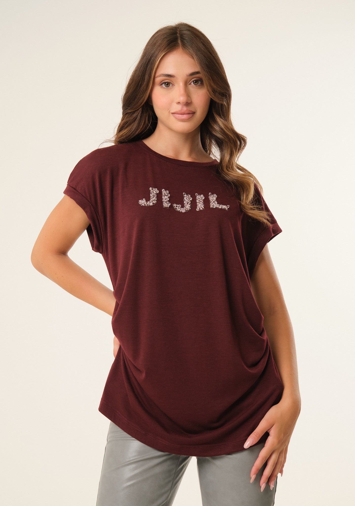 T-shirt in viscosa con applicazioni preziose