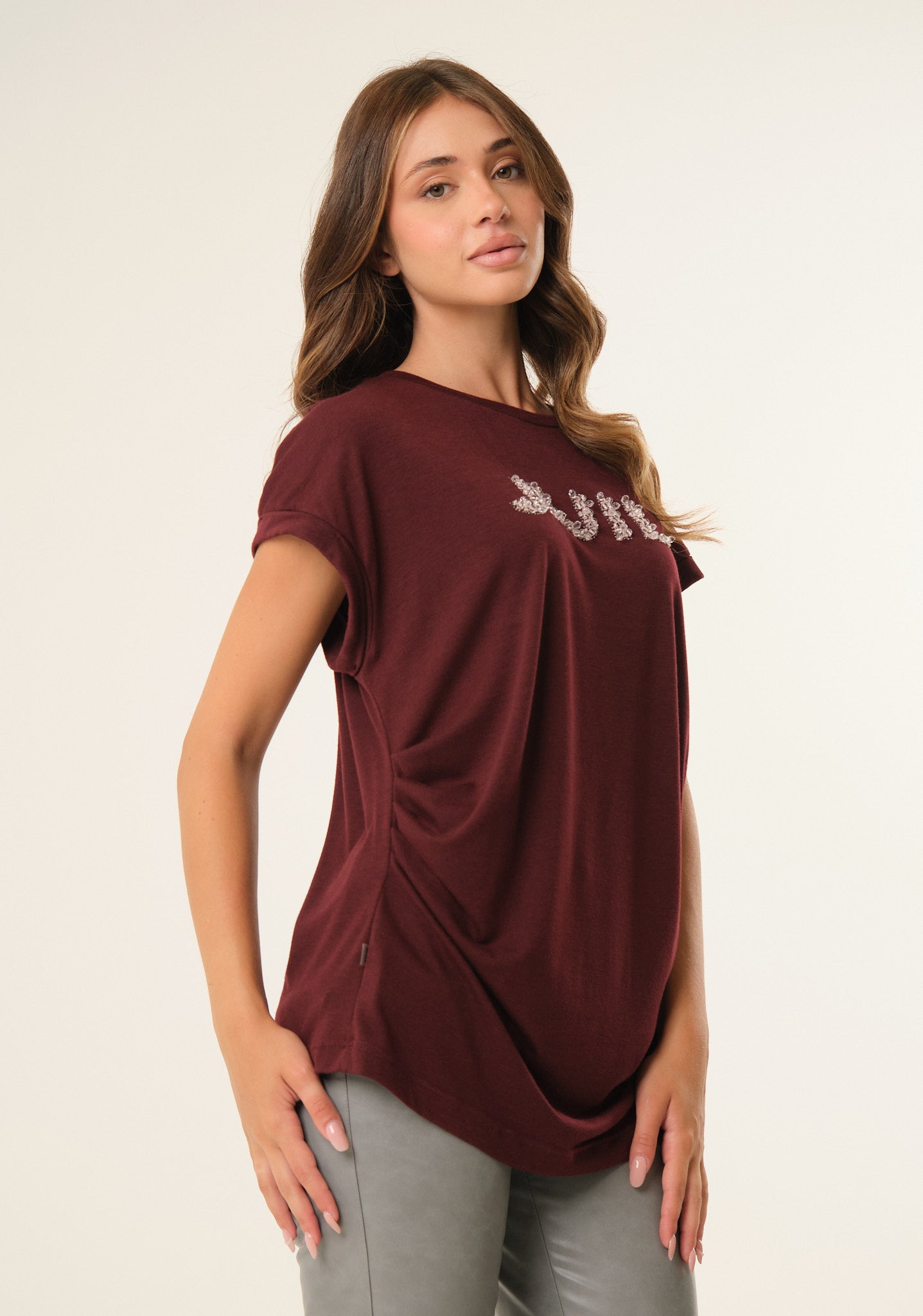 T-shirt in viscosa con applicazioni preziose