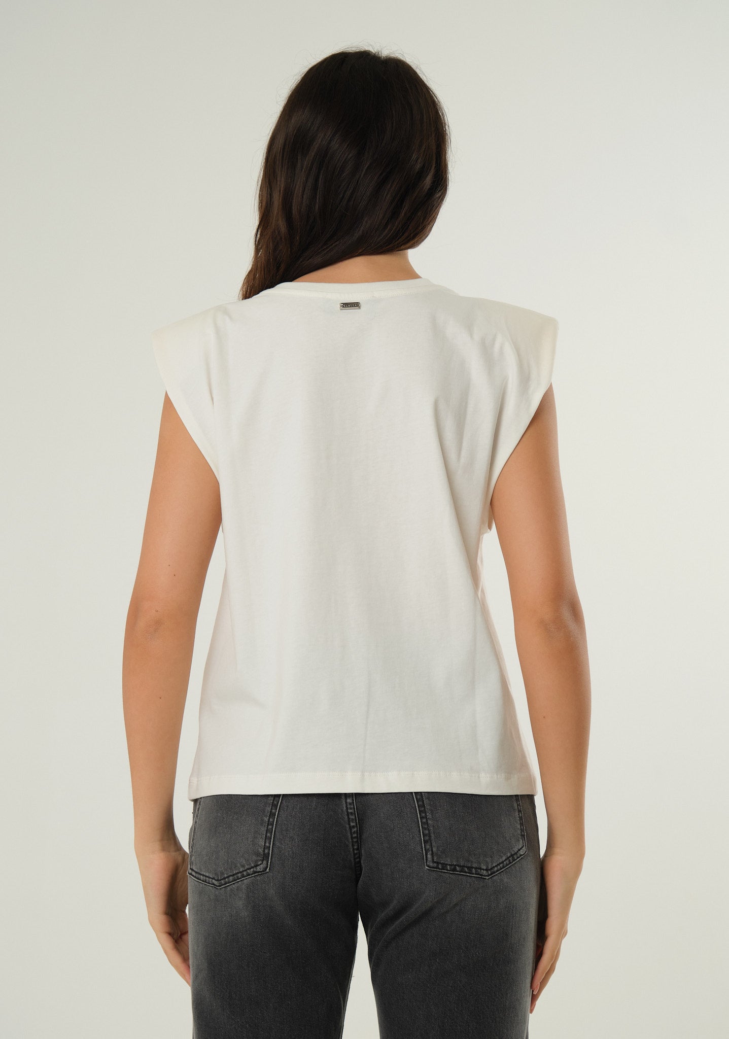 T-shirt smanicata con aperture