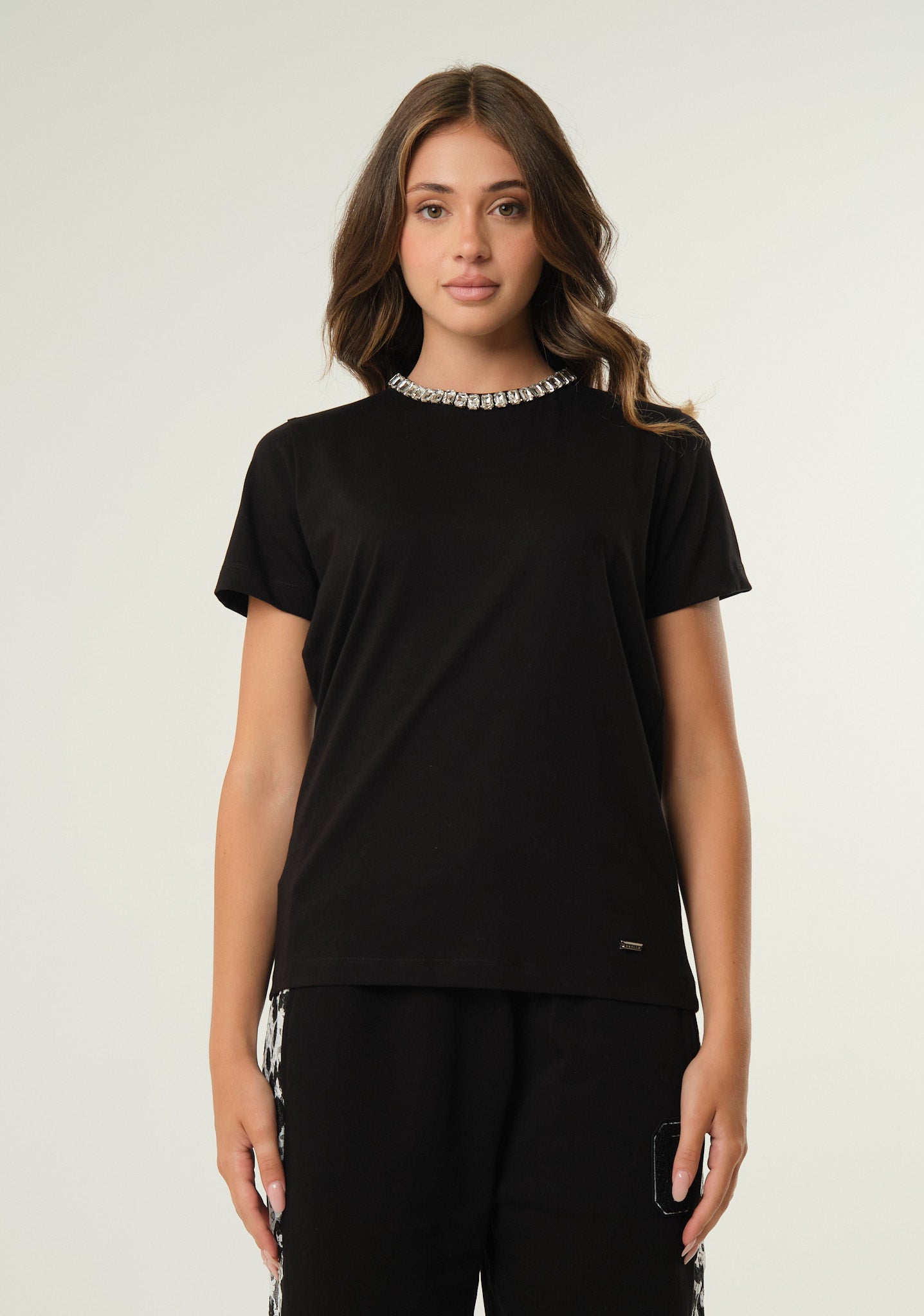 T-shirt con applicazioni gioiello