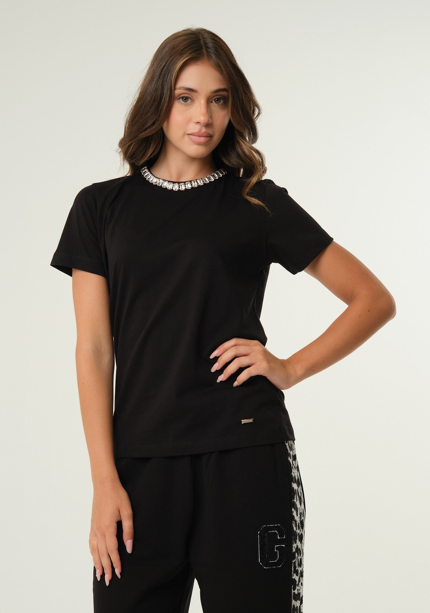 T-shirt con applicazioni gioiello