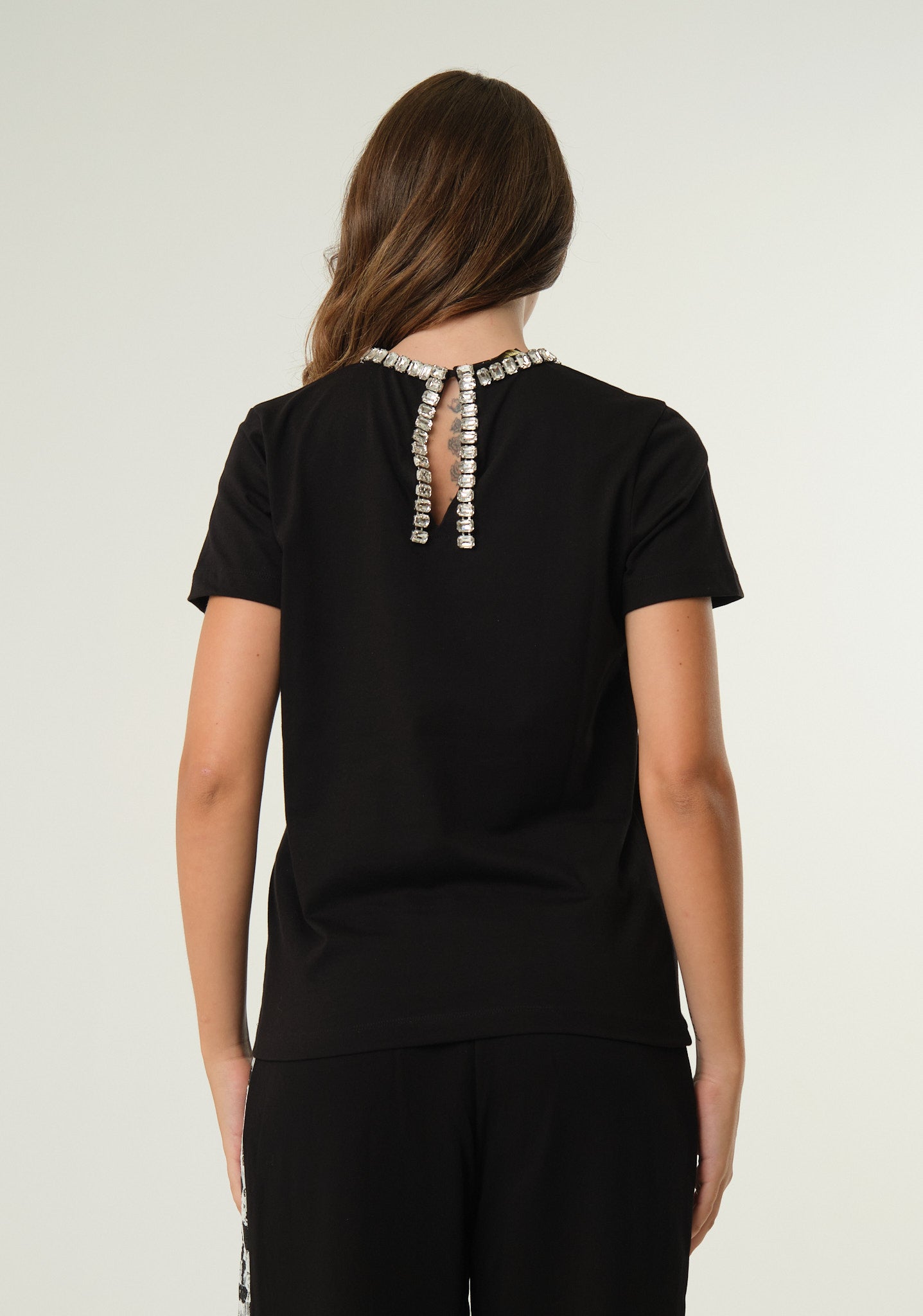 T-shirt con applicazioni gioiello