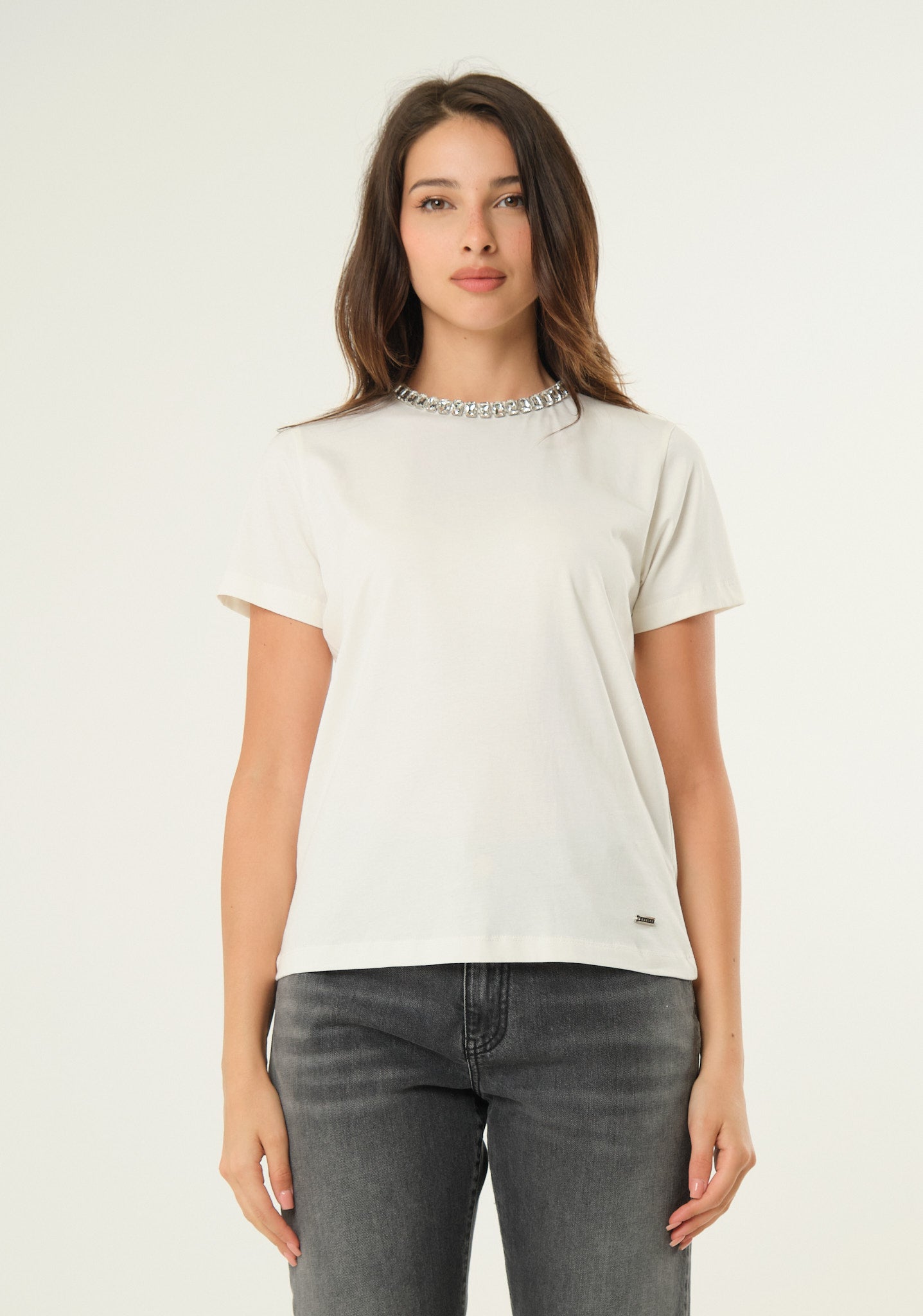 T-shirt con applicazioni gioiello