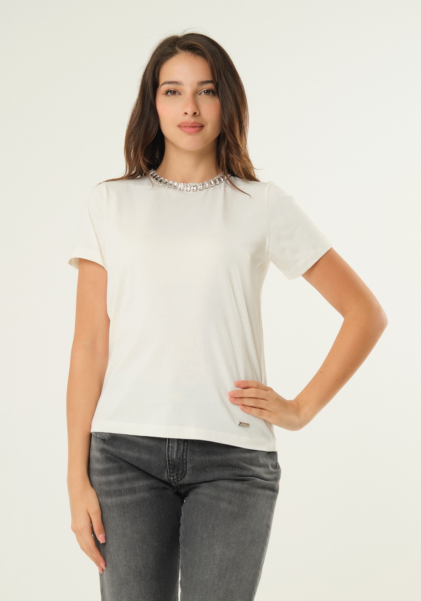 T-shirt con applicazioni gioiello