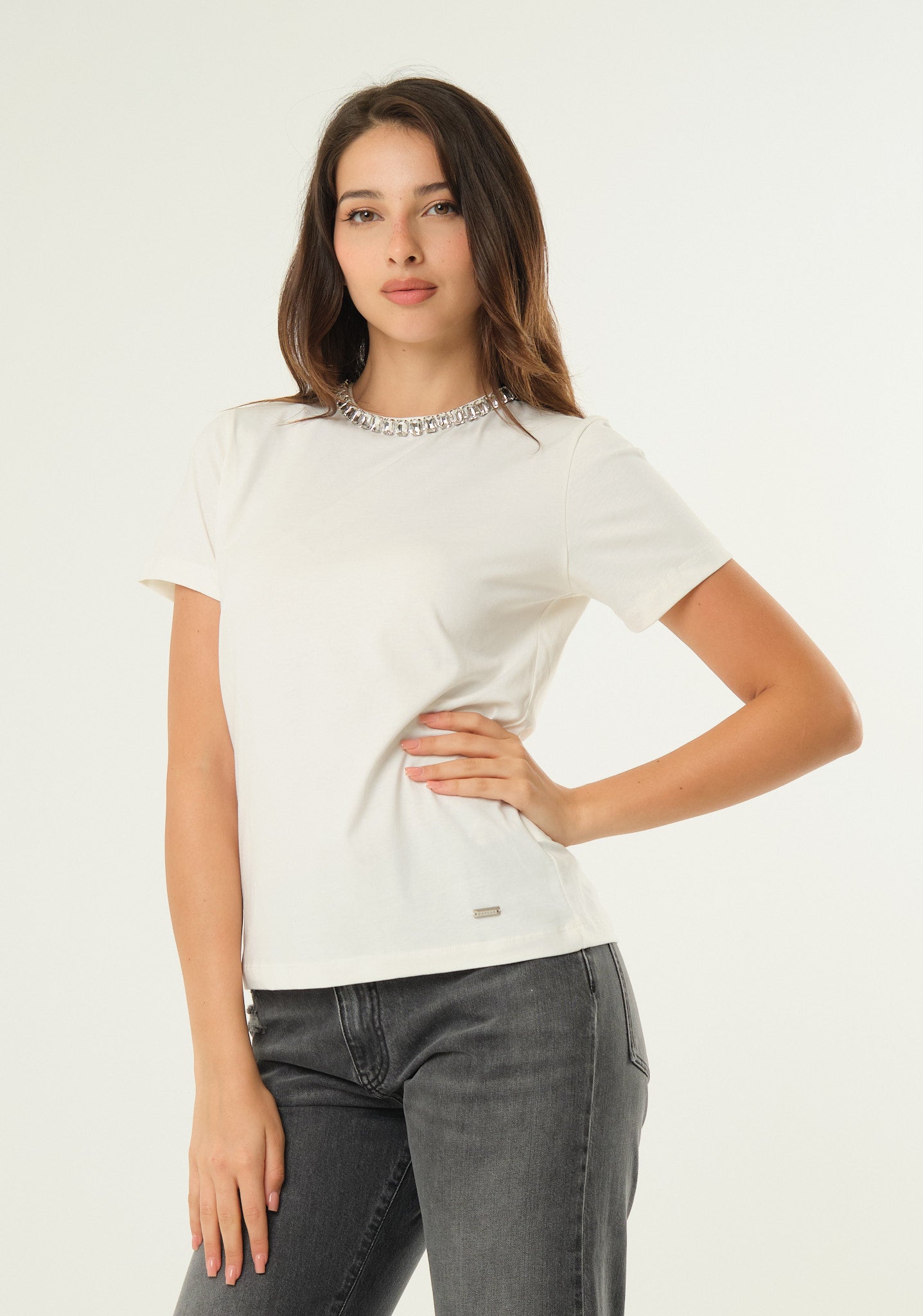 T-shirt con applicazioni gioiello
