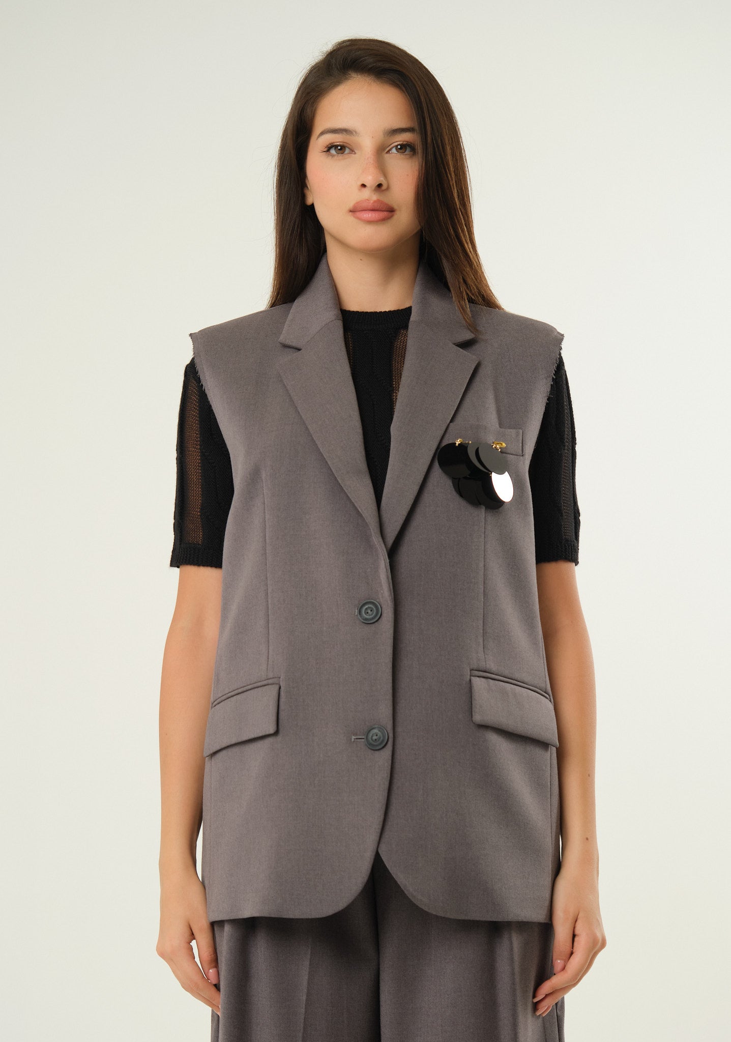 Gilet con giromanica a taglio vivo