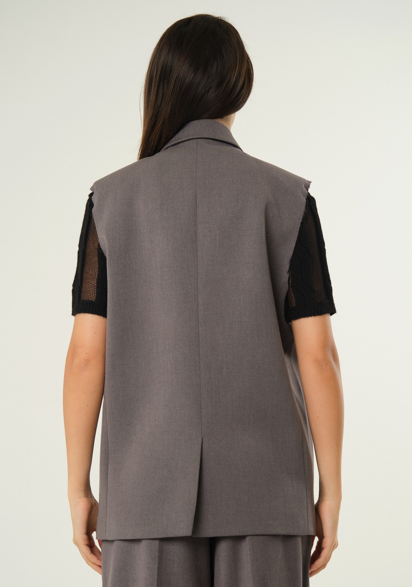 Gilet con giromanica a taglio vivo