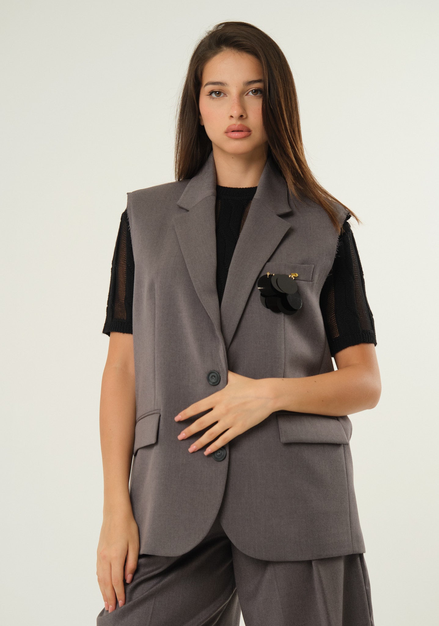 Gilet con giromanica a taglio vivo