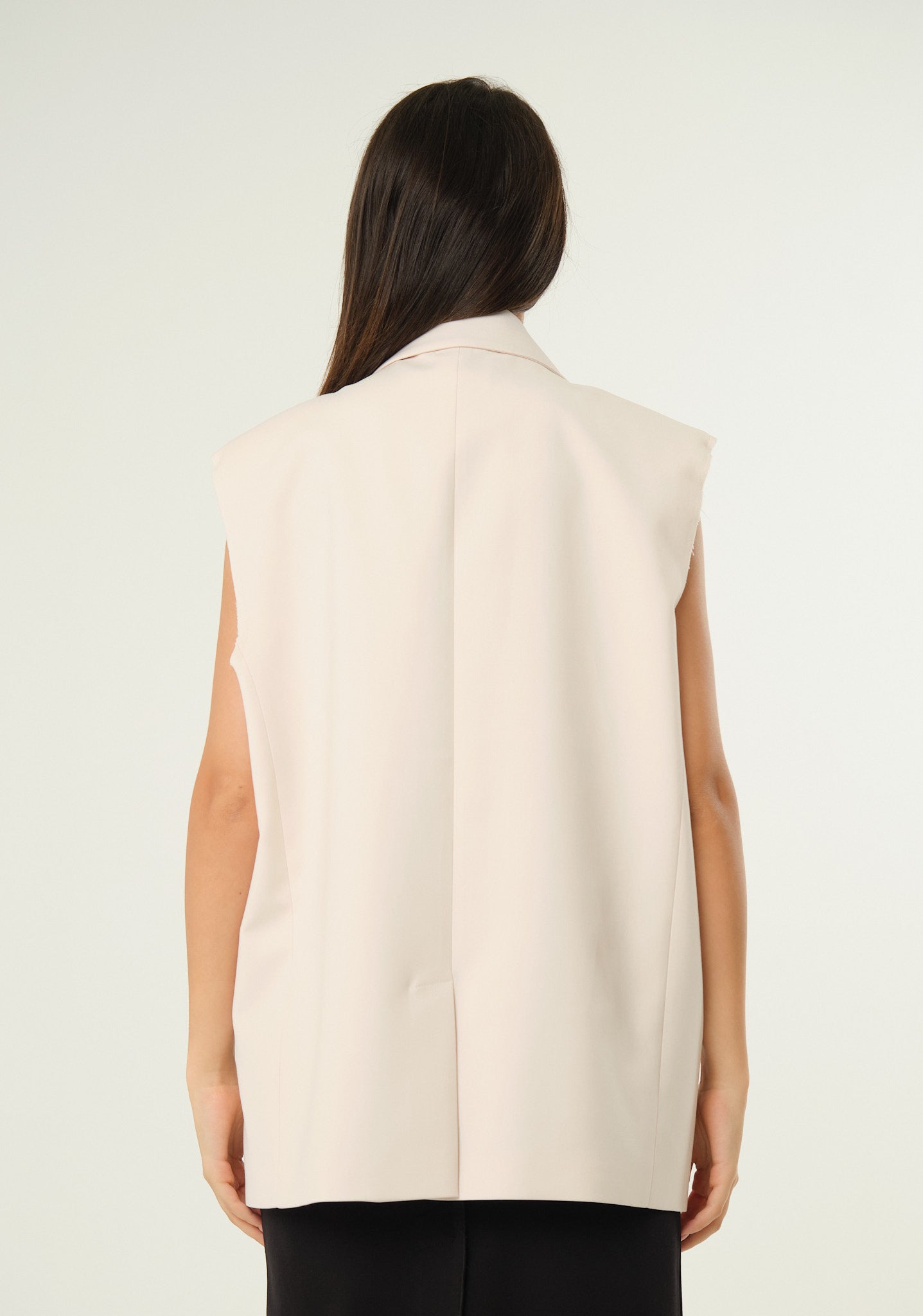 Gilet con giromanica a taglio vivo