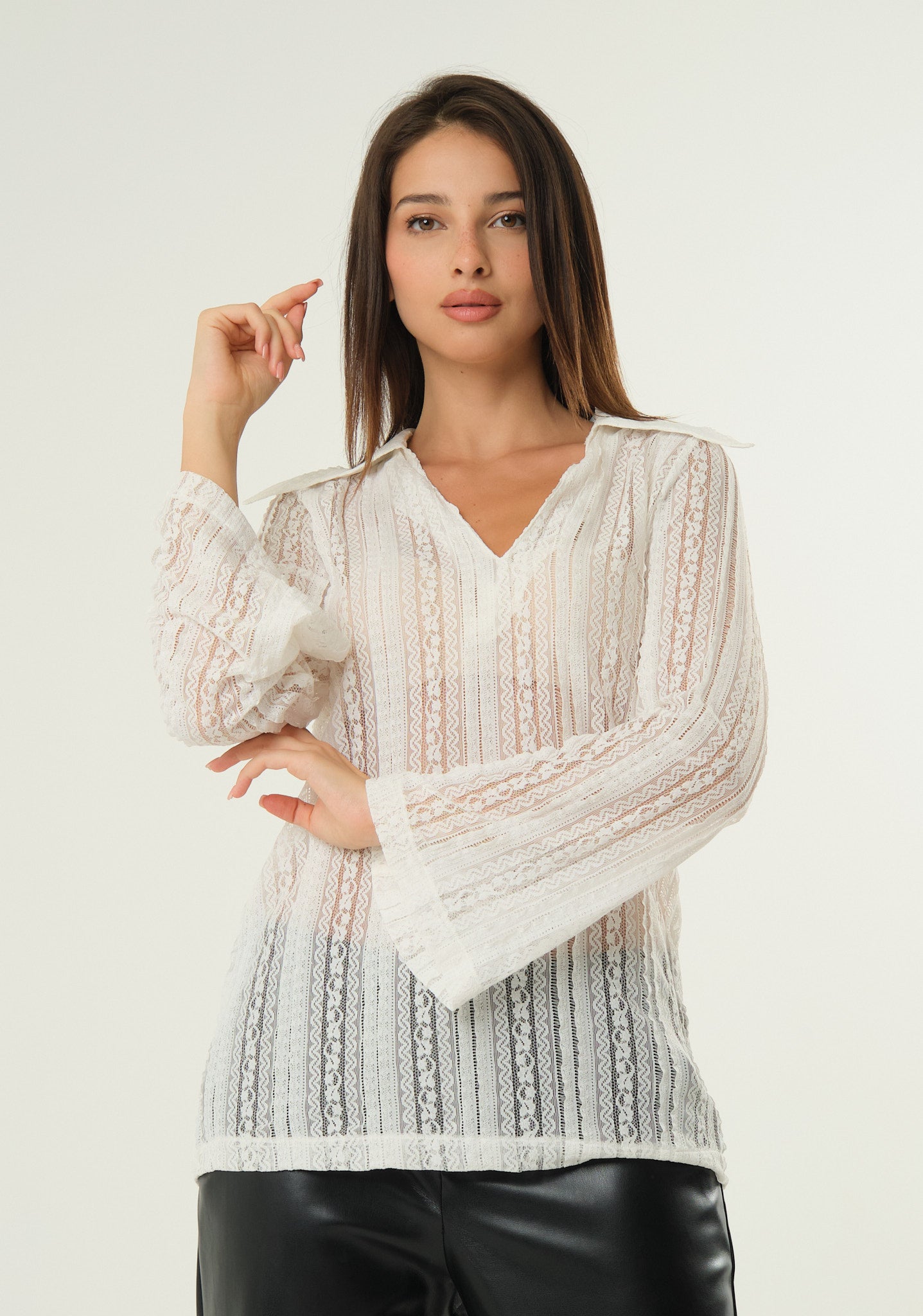 Blusa in pizzo trasparente