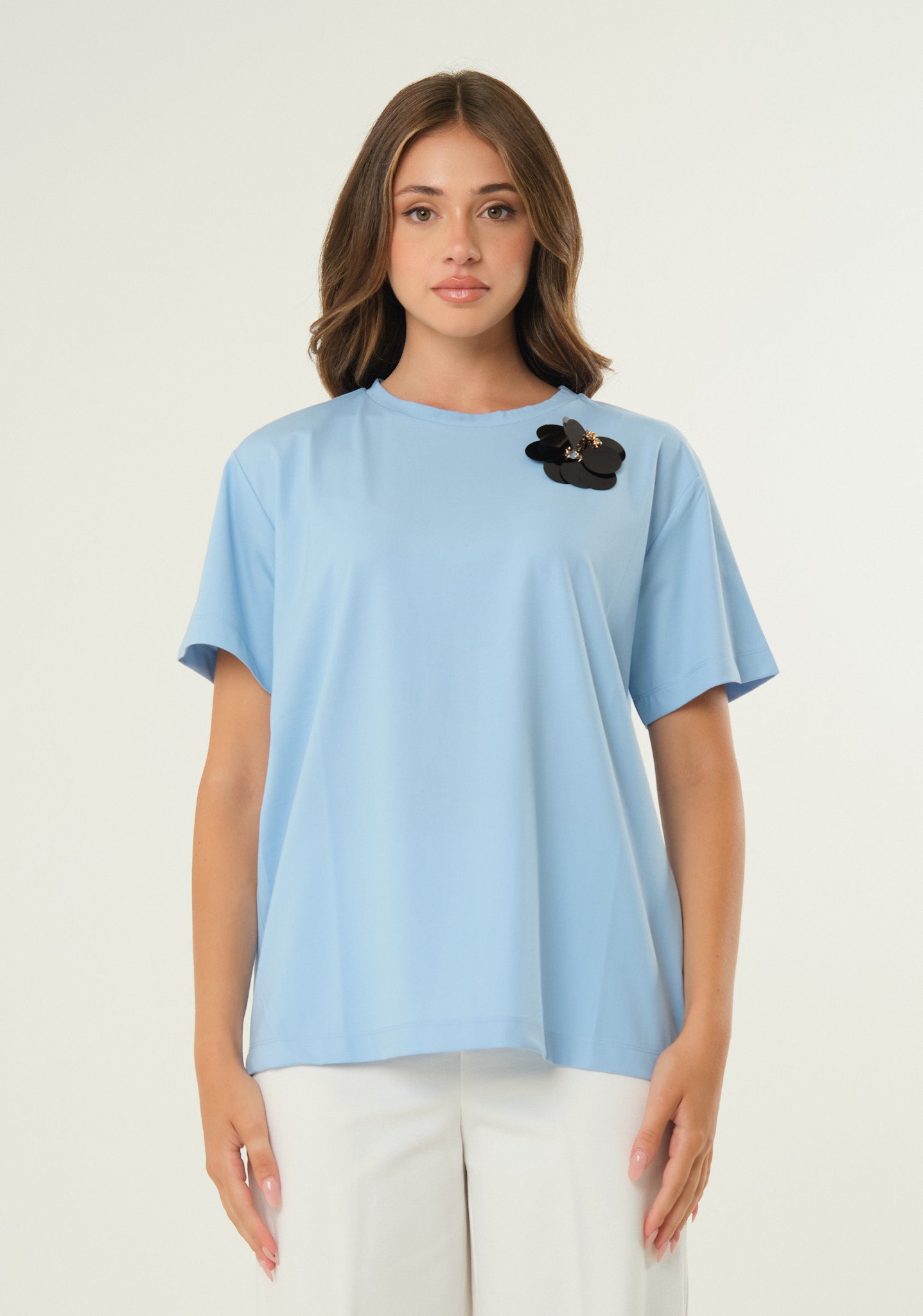 T-shirt in jersey con spilla removibile