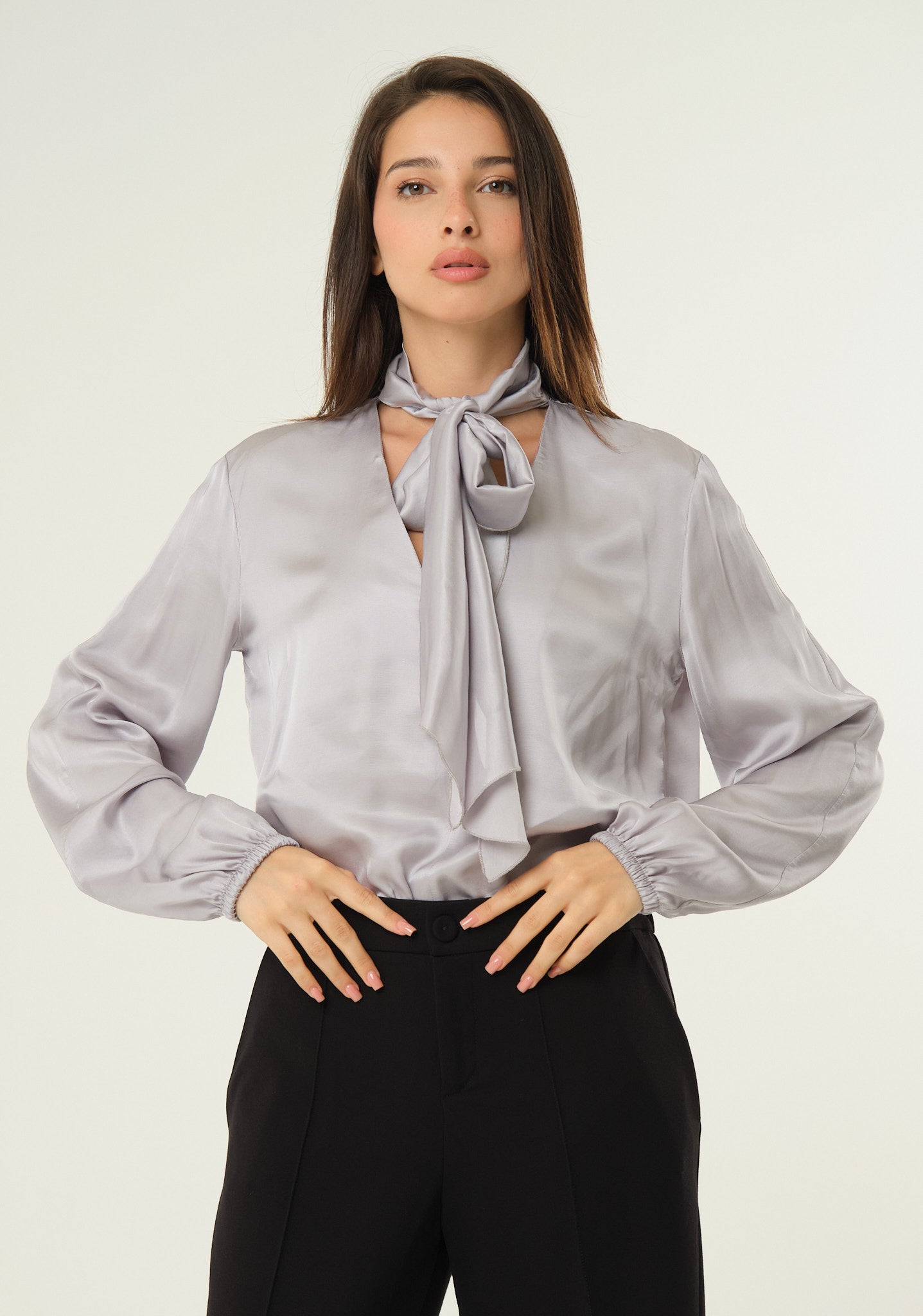 Blusa con fusciacca al collo