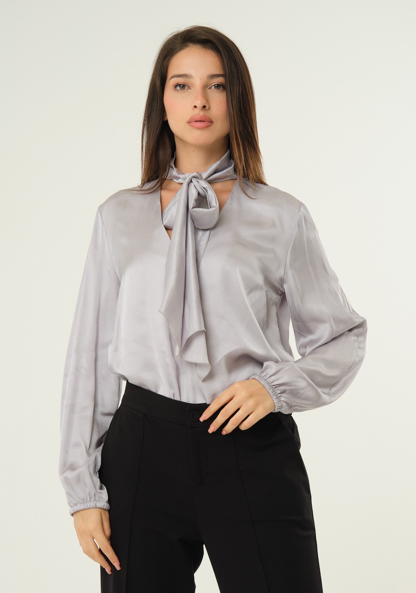 Blusa con fusciacca al collo