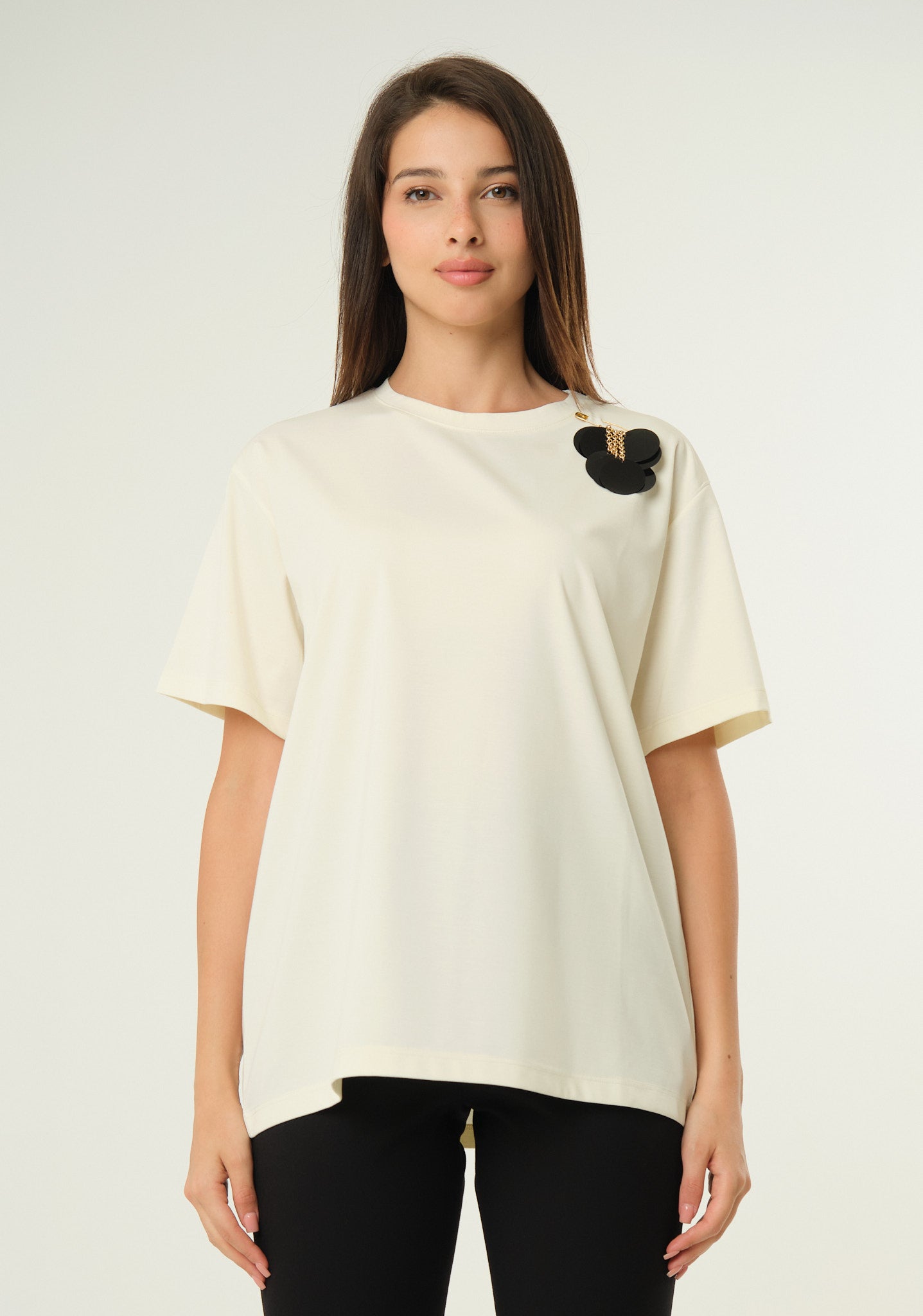 T-shirt in jersey con spilla removibile