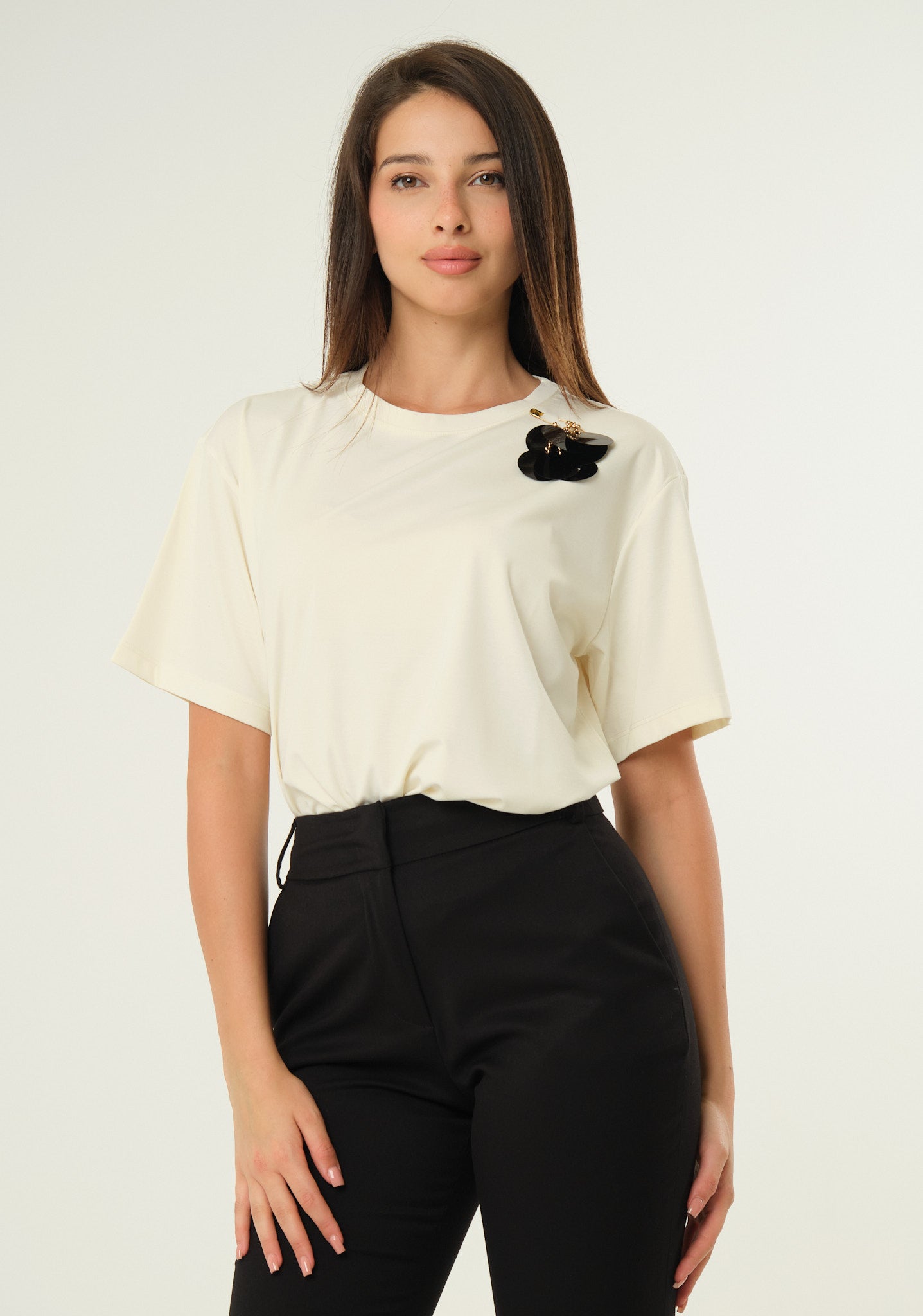 T-shirt in jersey con spilla removibile