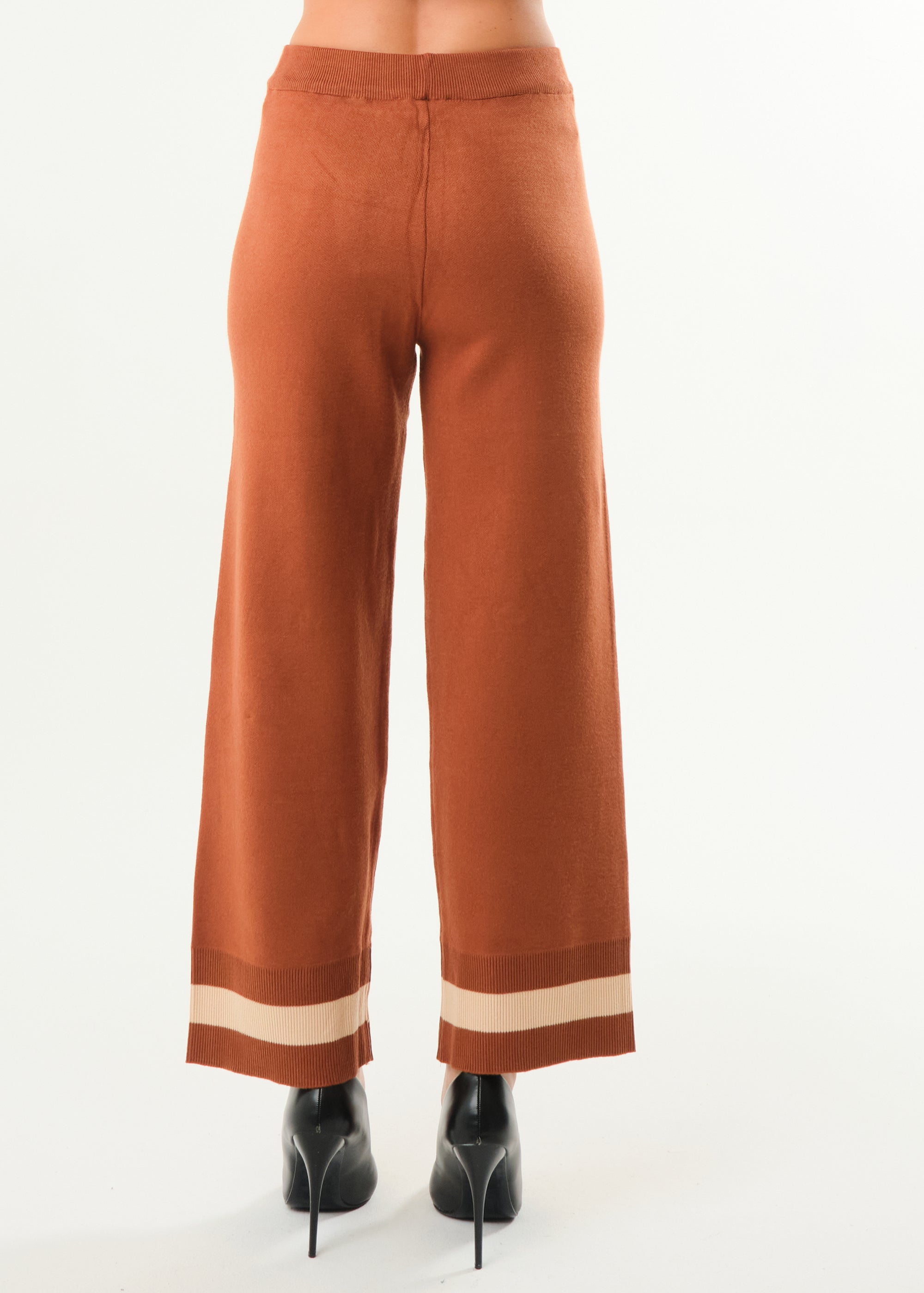 Pantalone con profili a contrasto