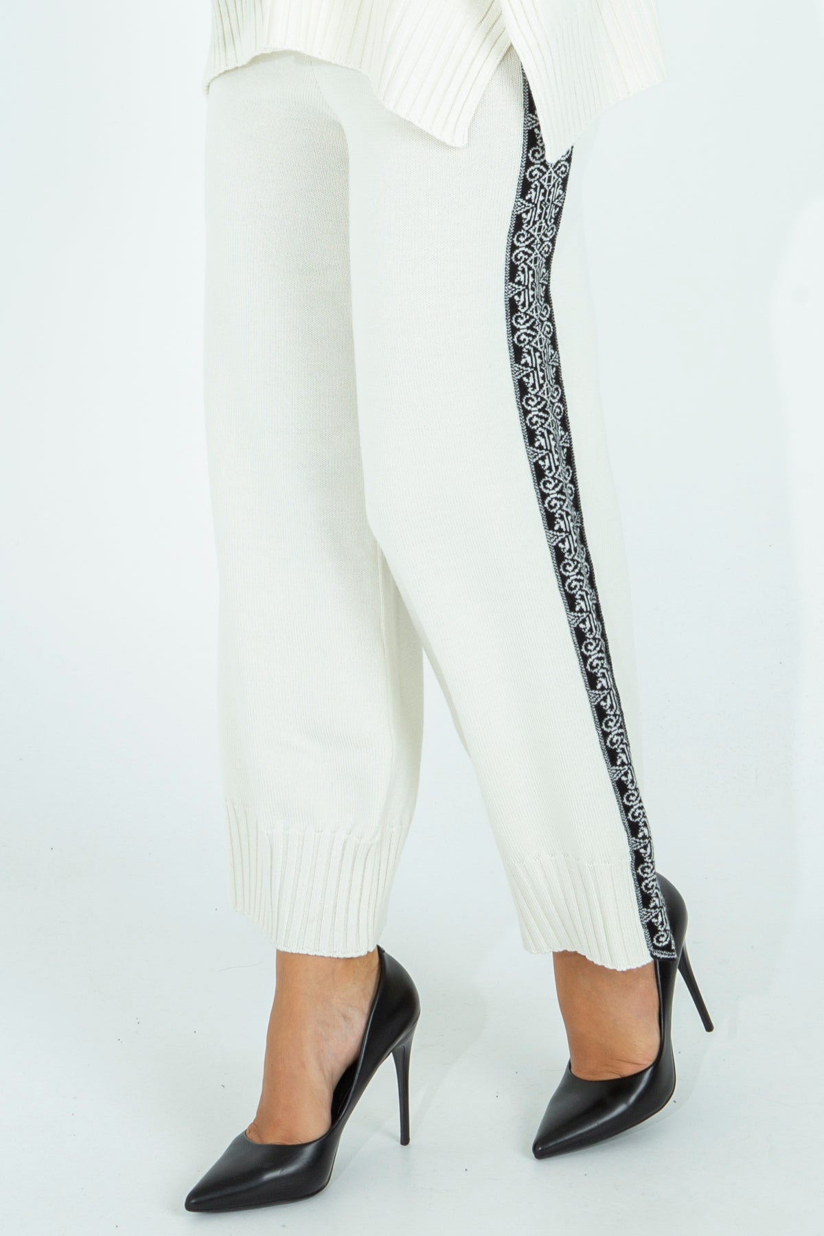 Trousers with jacquard band